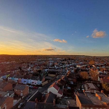 Luxury Apartment With Stunning Views On 10Th Floor Edgware Bagian luar foto