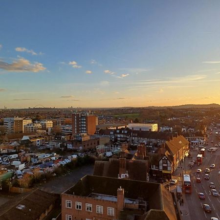 Luxury Apartment With Stunning Views On 10Th Floor Edgware Bagian luar foto