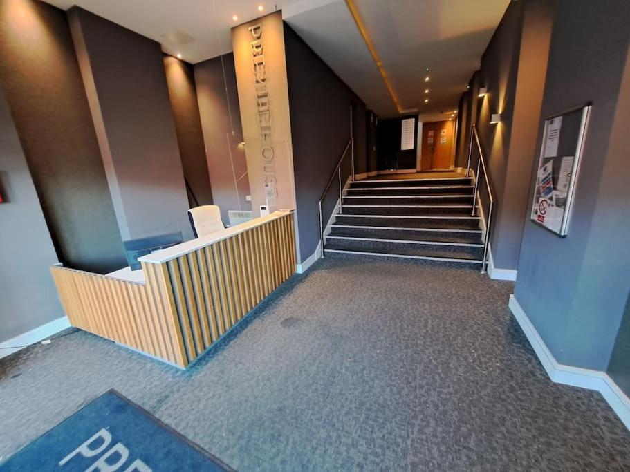 Luxury Apartment With Stunning Views On 10Th Floor Edgware Bagian luar foto