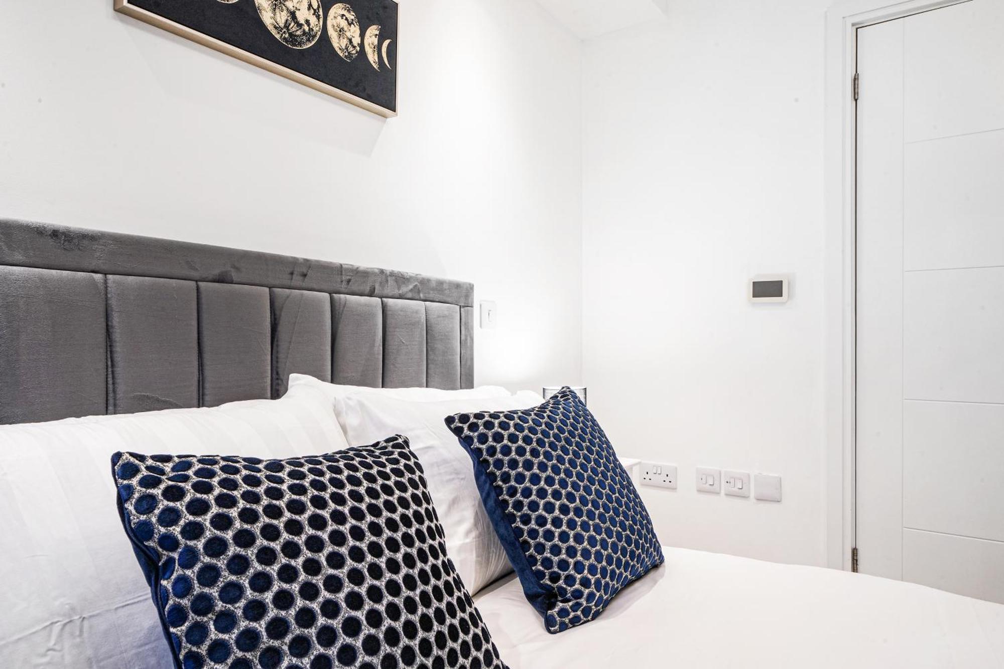 Luxury Apartment With Stunning Views On 10Th Floor Edgware Bagian luar foto