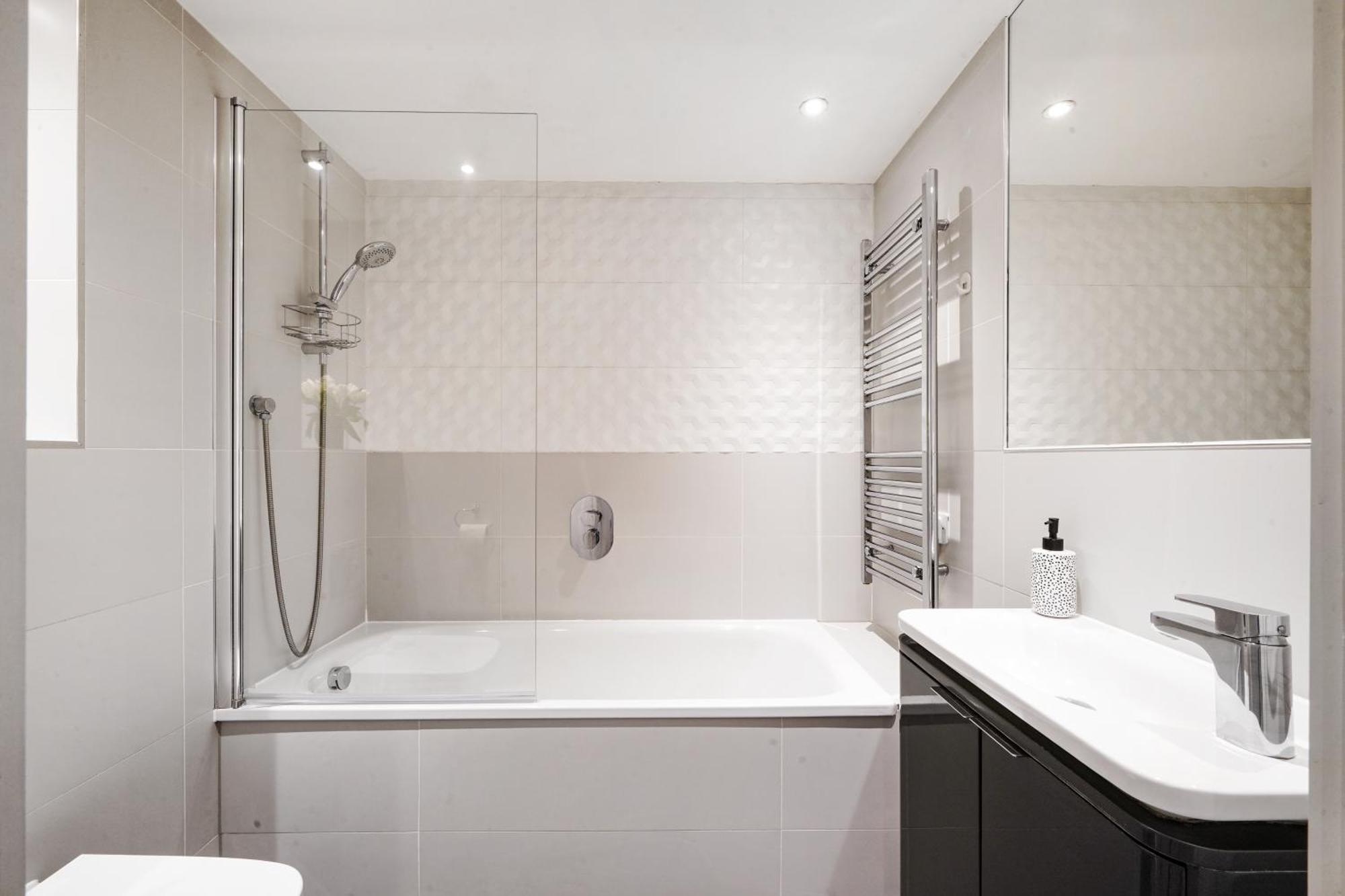 Luxury Apartment With Stunning Views On 10Th Floor Edgware Bagian luar foto