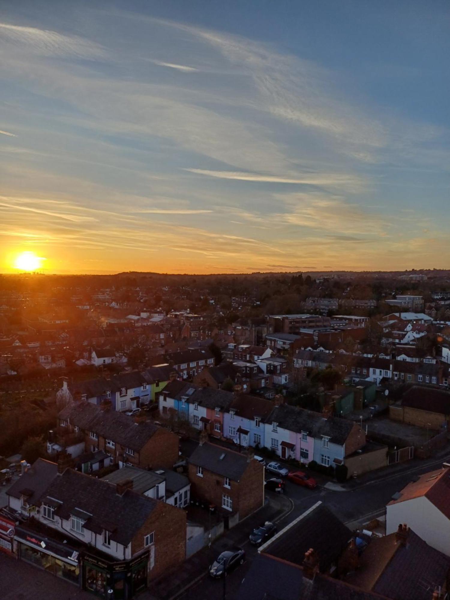 Luxury Apartment With Stunning Views On 10Th Floor Edgware Bagian luar foto