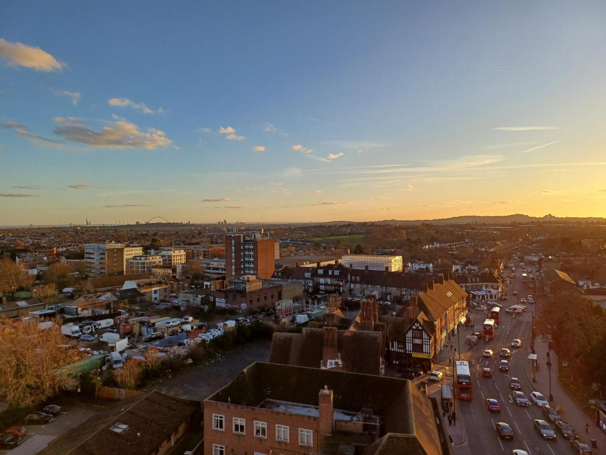 Luxury Apartment With Stunning Views On 10Th Floor Edgware Bagian luar foto